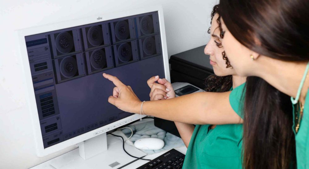 Azoury IVF Lebanon Clinic embryologist using artificial intelligence to select embryos Azoury IVF Lebanon Clinic embryologist using artificial intelligence to select embryos