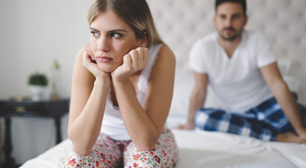 Woman experiencing emotional distance in relationship, representing low libido and its impact on couples and fertility Woman experiencing emotional distance in relationship, representing low libido and its impact on couples and fertility